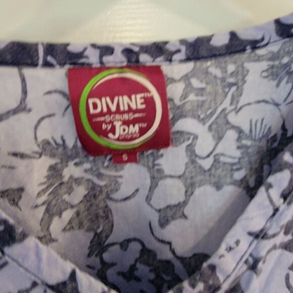 Divine scrubs by JDM uniforms floral size small - Picture 3 of 4